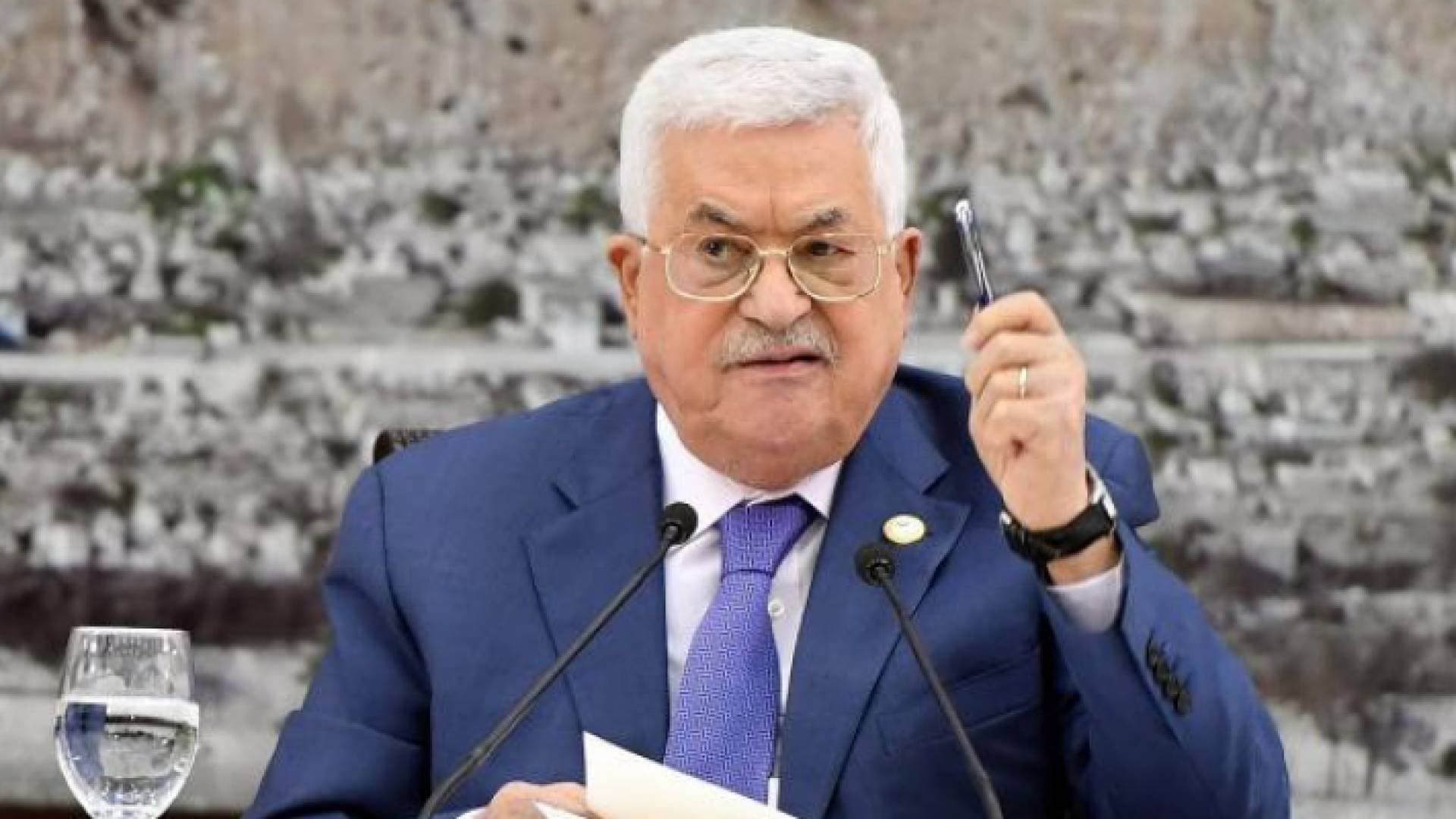 عباس يهنئ نظيريه الليبيري والمالديفي بعيد الاستقلال