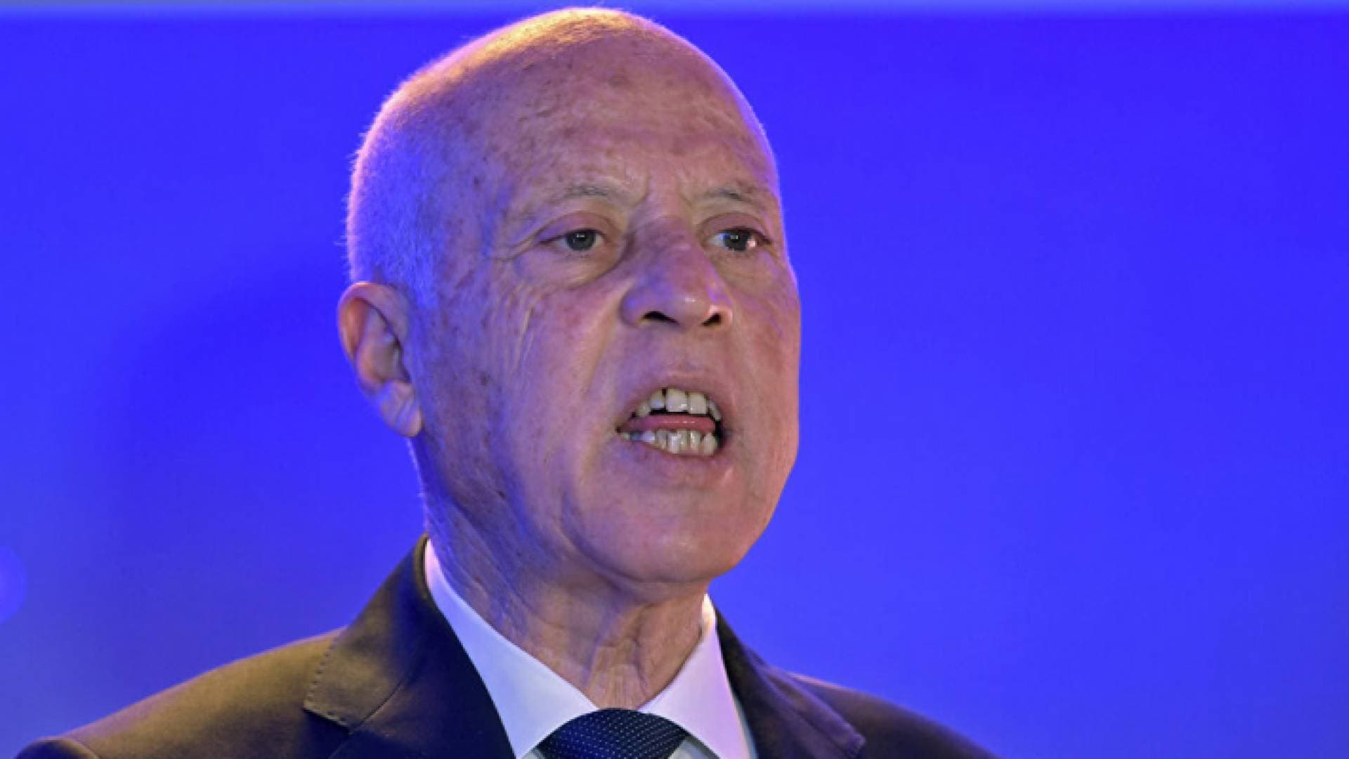 الرئيس التونسي يقرر رفع الحصانة عن النواب ويعفي رئيس الحكومة من منصبه
