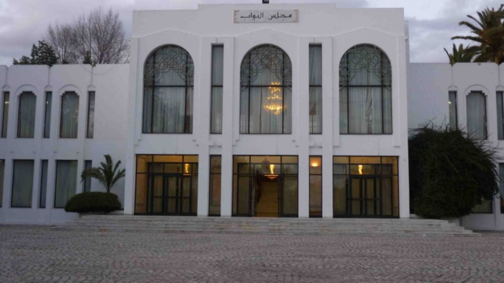 الرئاسة التونسية تكشف مدة تعليق عمل البرلمان