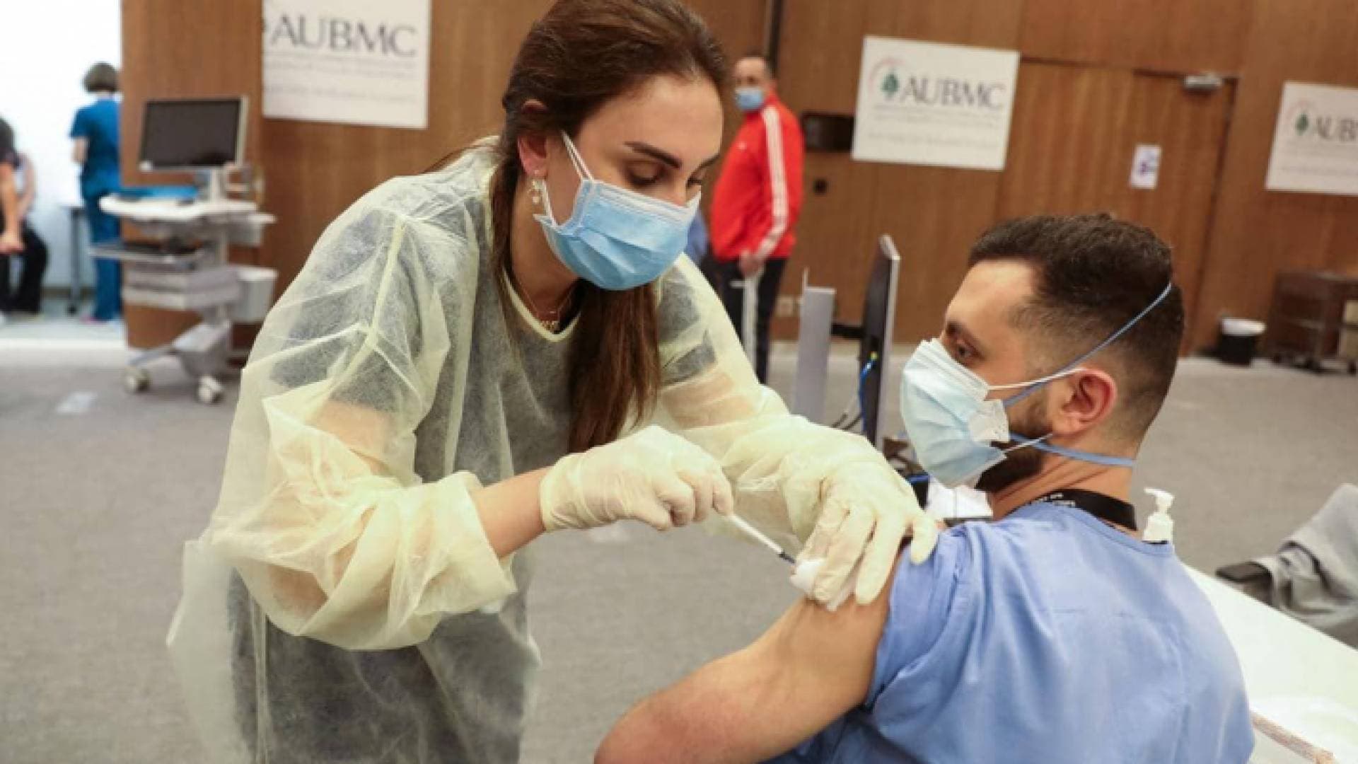 لبنان يتوجه إلى إلزامية لقاح كورونا لبعض القطاعات