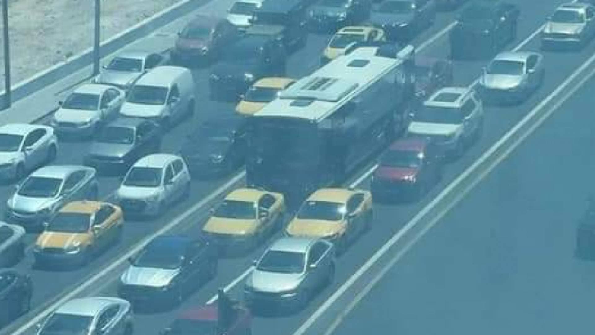 الباص السريع "يغرق" في أزمة عمان بعد دخول مركبات على مساره - فيديو