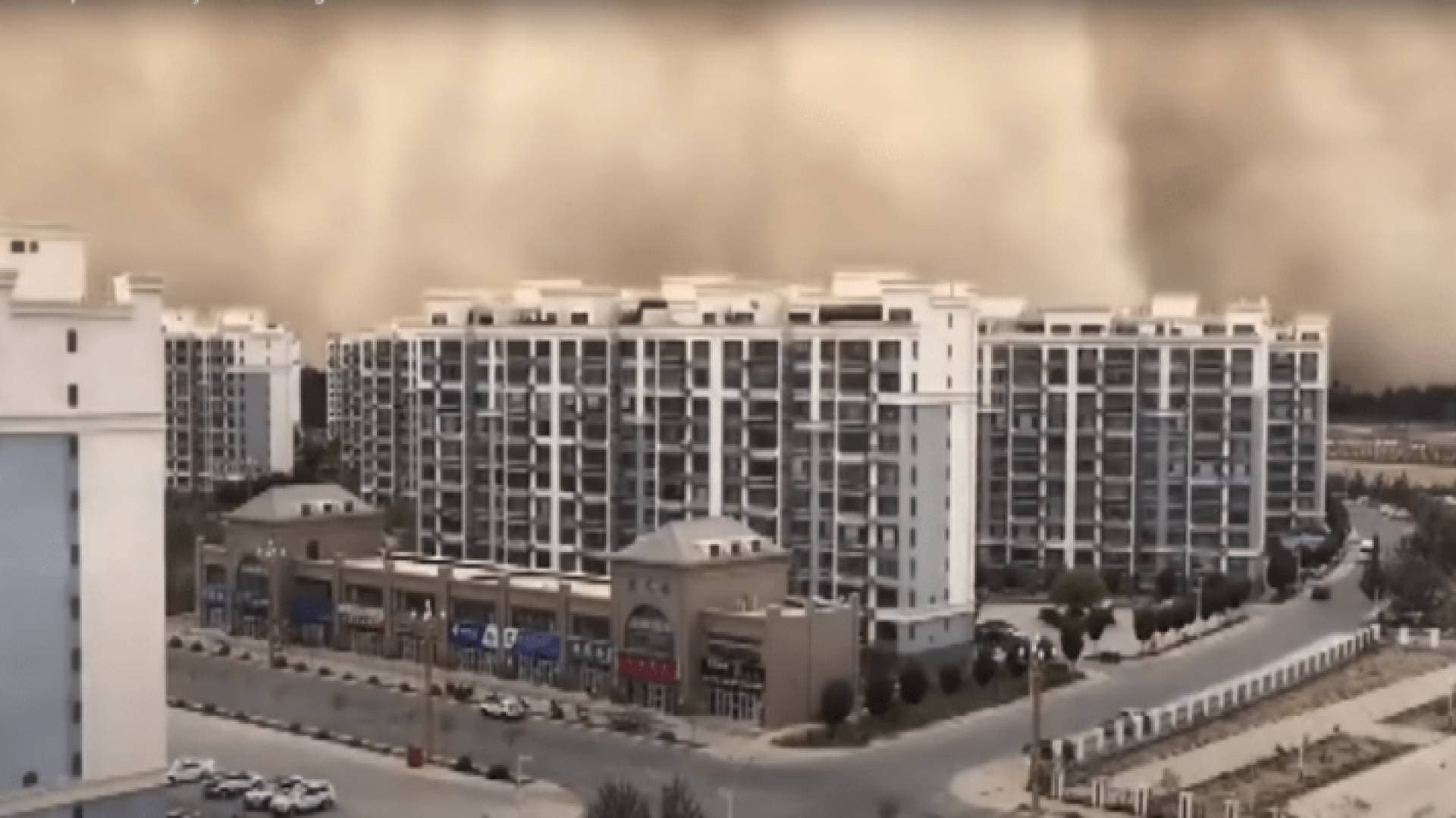 جدار رملي عملاق يبتلع مدينة في الصين - فيديو