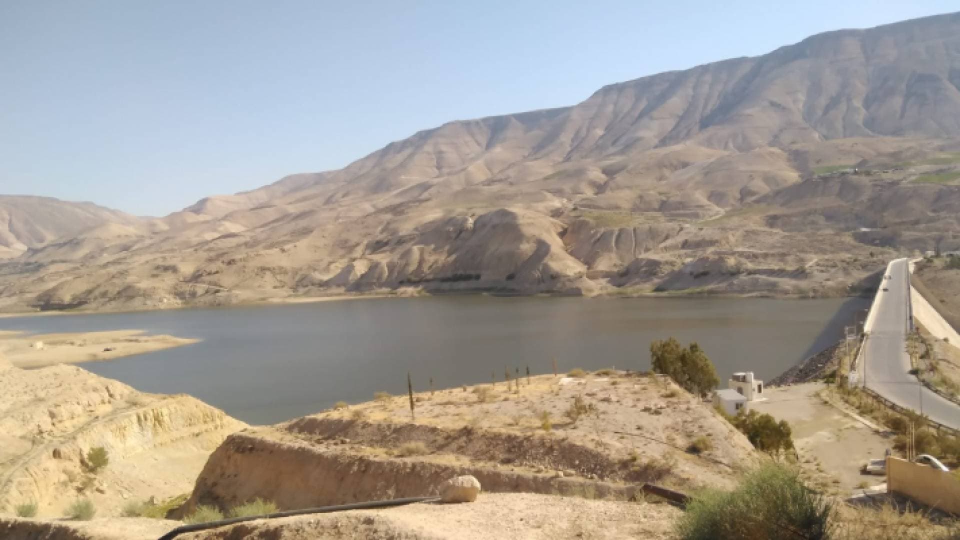 مزارعون يحذرون من كارثة بيئية بسبب انخفاض مخزون سد الموجب