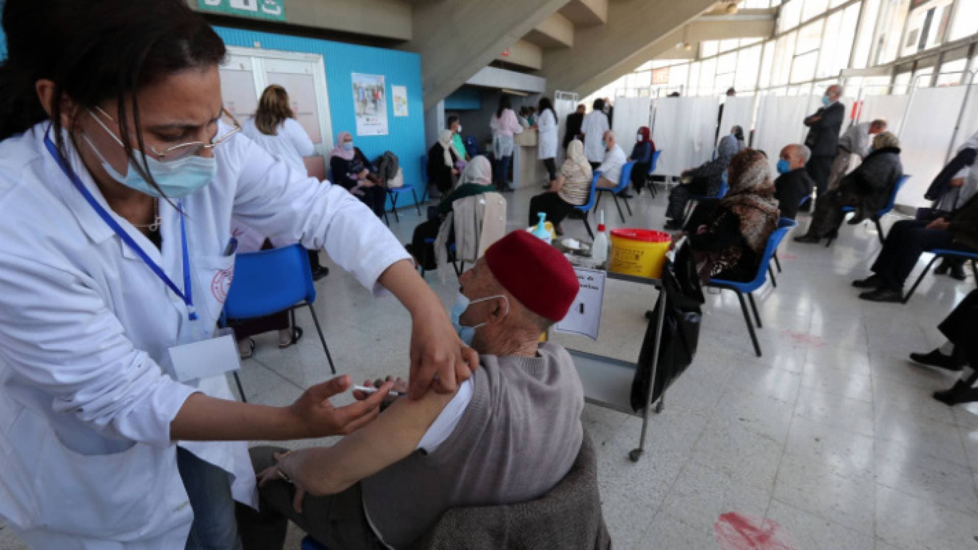 تزايد الضغوط على رافضي التطعيم بعد فرض إلزامية التلقيح في دول عدة
