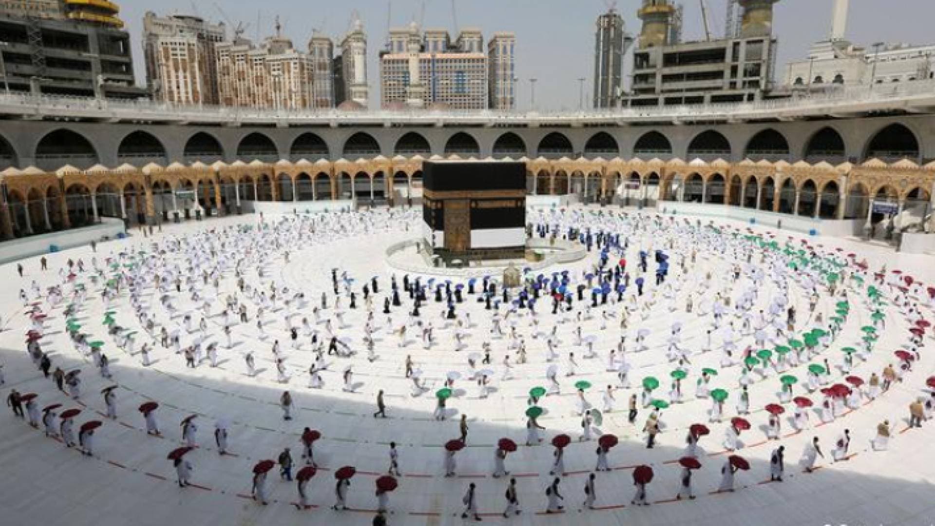 السعودية تكشف عن موعد استقبال المعتمرين والأعداد المسموح بها