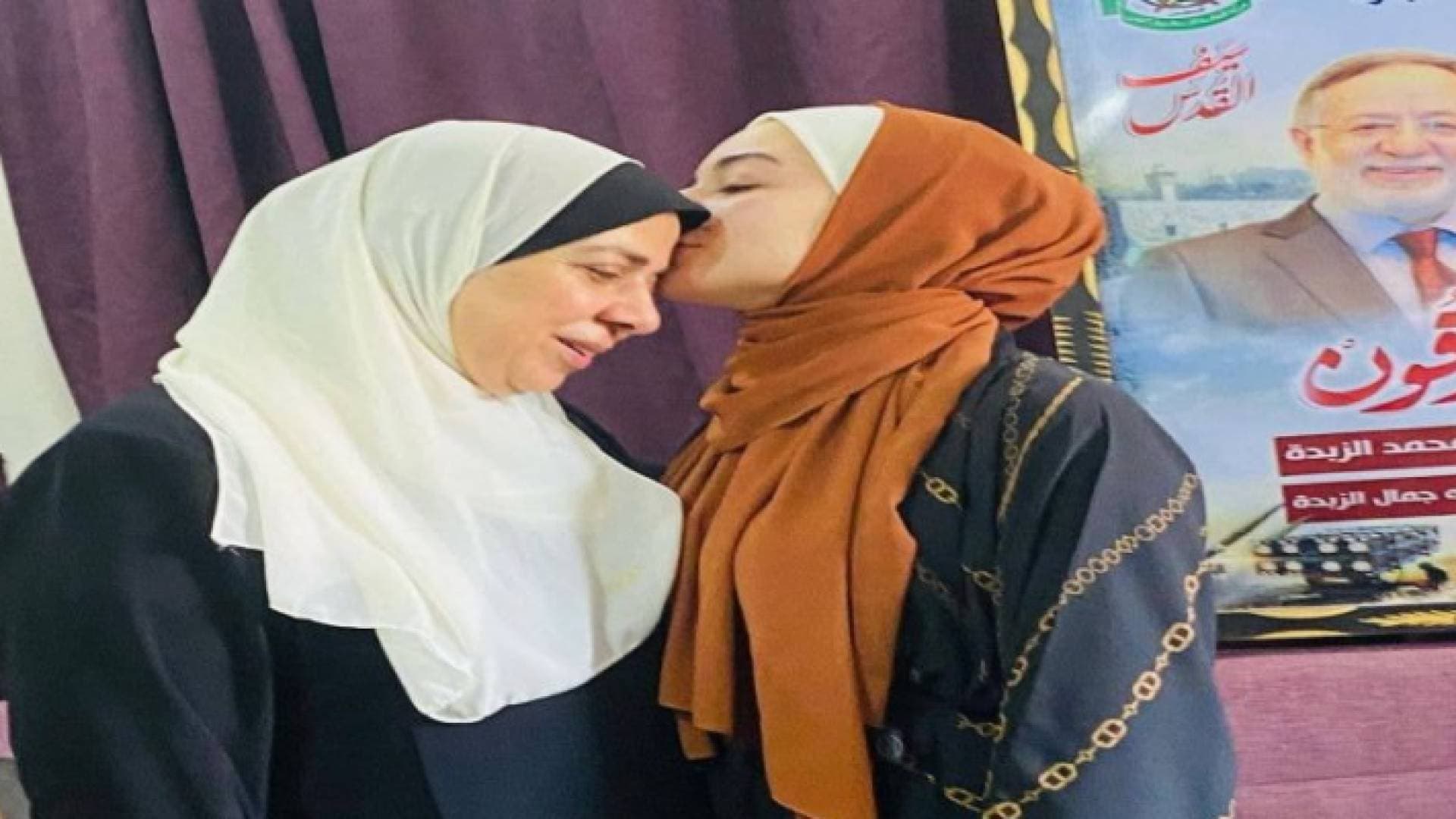 تفوقت بالثانوية العامة.. فلسطينية تفي بوعدها لوالدها وشقيقها الشهيدين في حرب غزة الأخيرة - صور