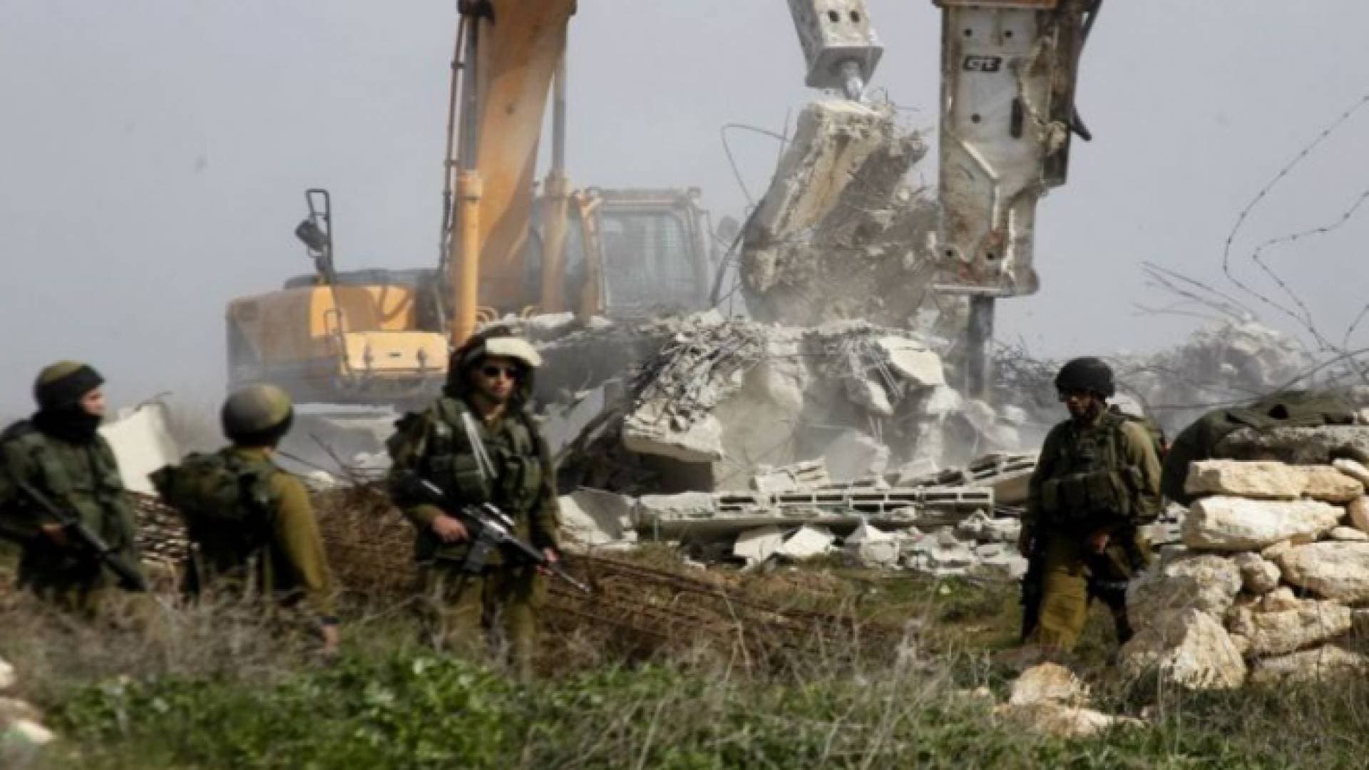 الاحتلال الإسرائيلي يهدم ٨ منشآت تجارية شمال شرق القدس