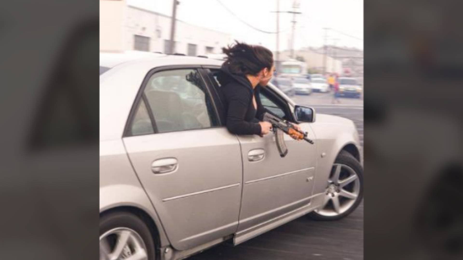 كاليفورنيا في مشهد صادم.. "سيدة بكلاشينكوف"