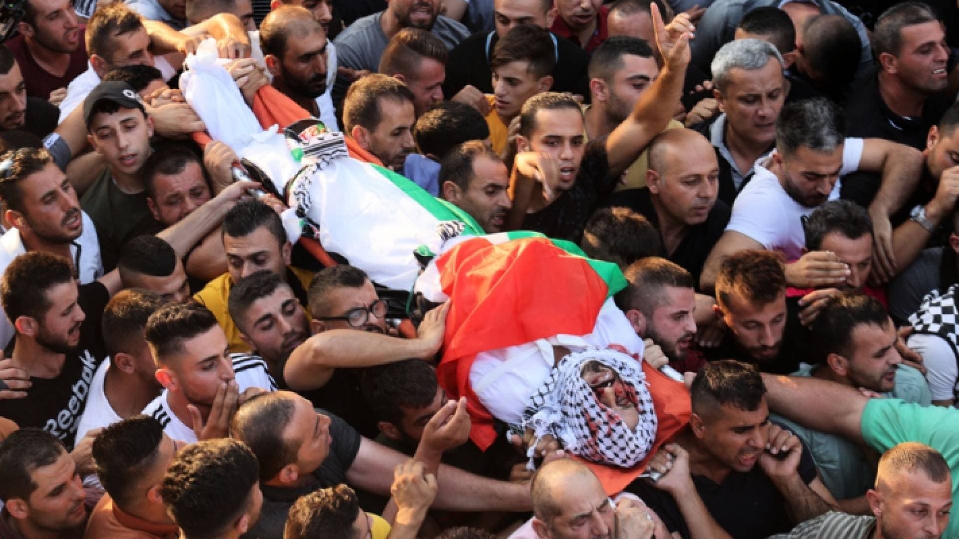 الرئيس الفلسطيني يعزي والد الشهيد عماد دويكات