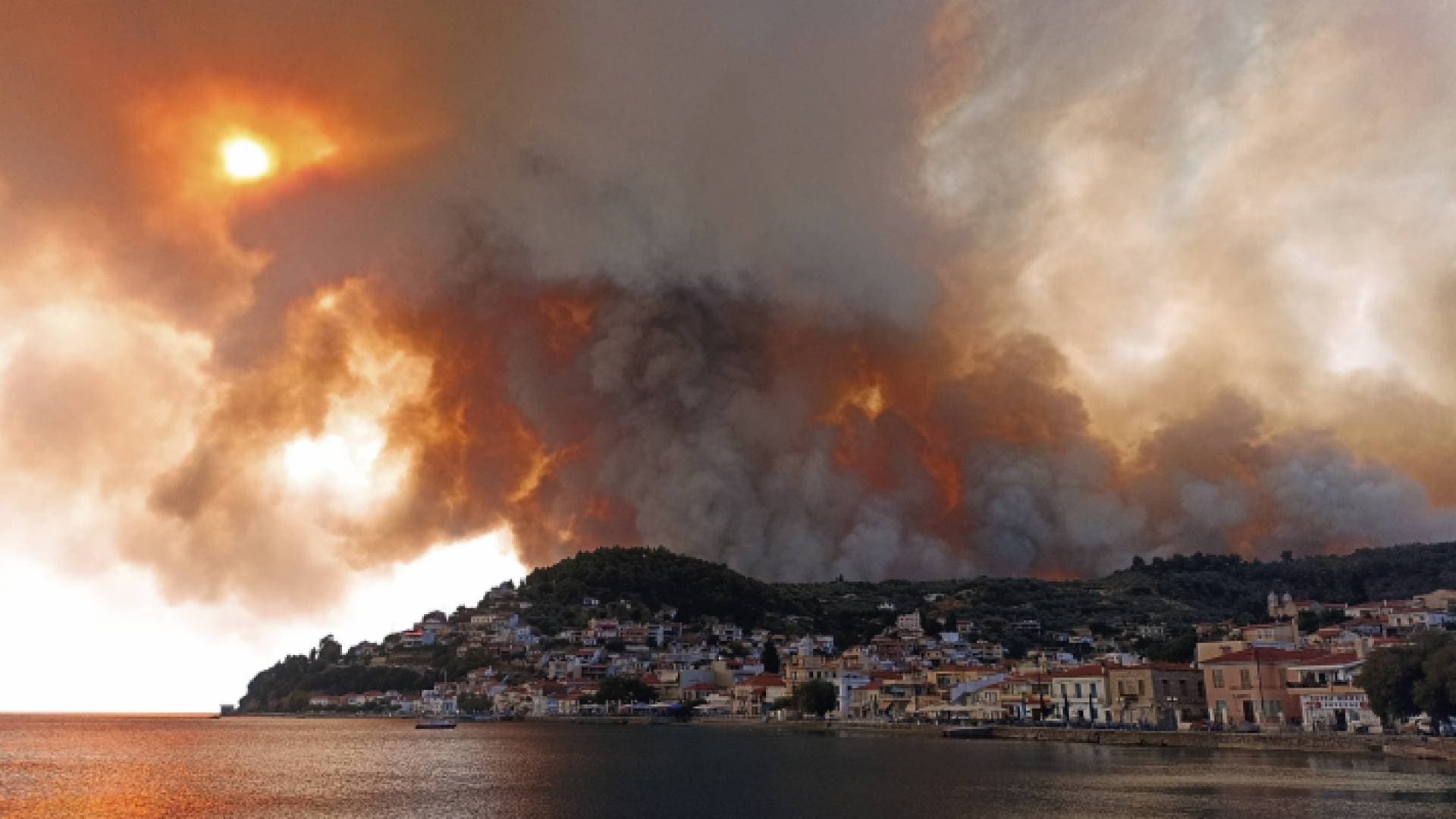جزيرة إيفيا اليونانية تواصل مكافحة النيران لليوم السابع