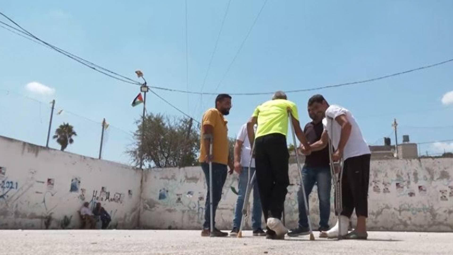 بعد استهداف الاحتلال أطرافهم.. شباب بيتا يرابطون بالعكازات - فيديو