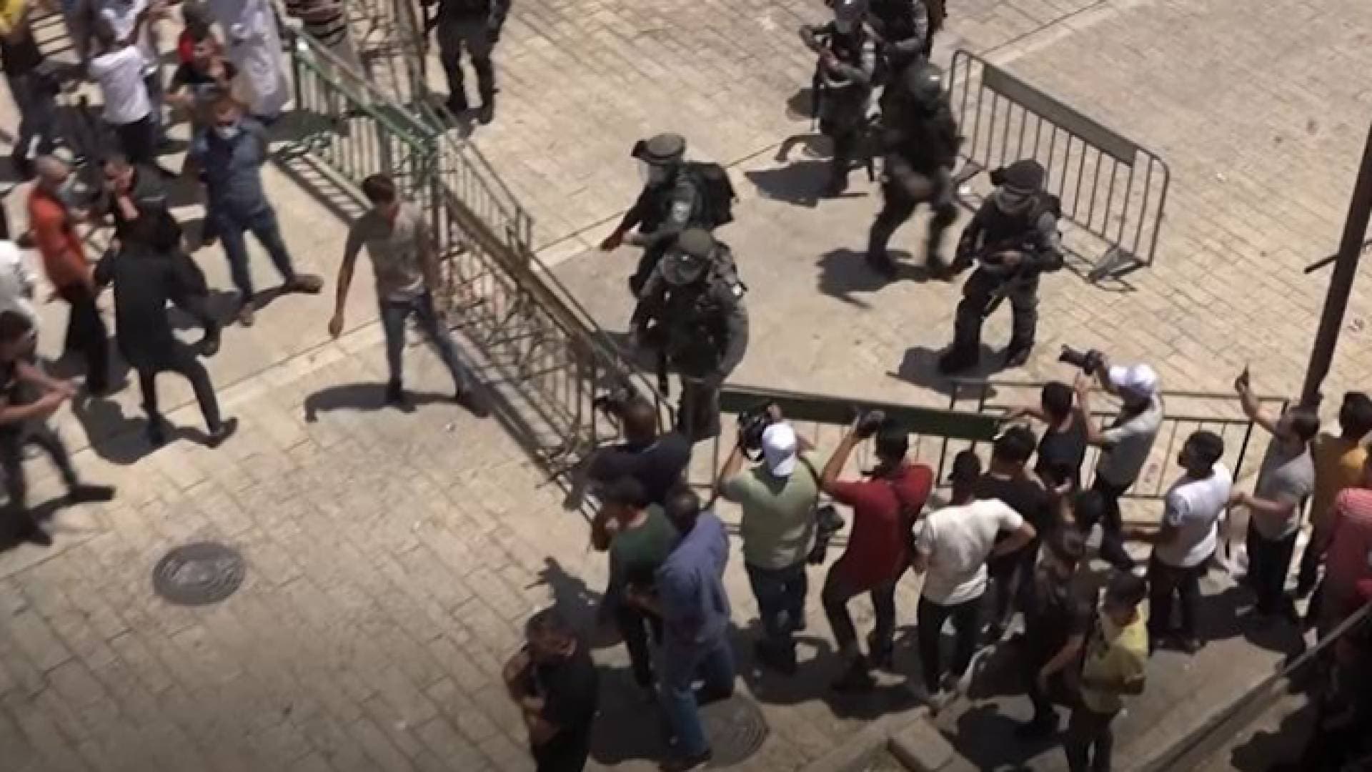 الاحتلال الإسرائيلي يقمع المصلين في الحرم الإبراهيمي - فيديو