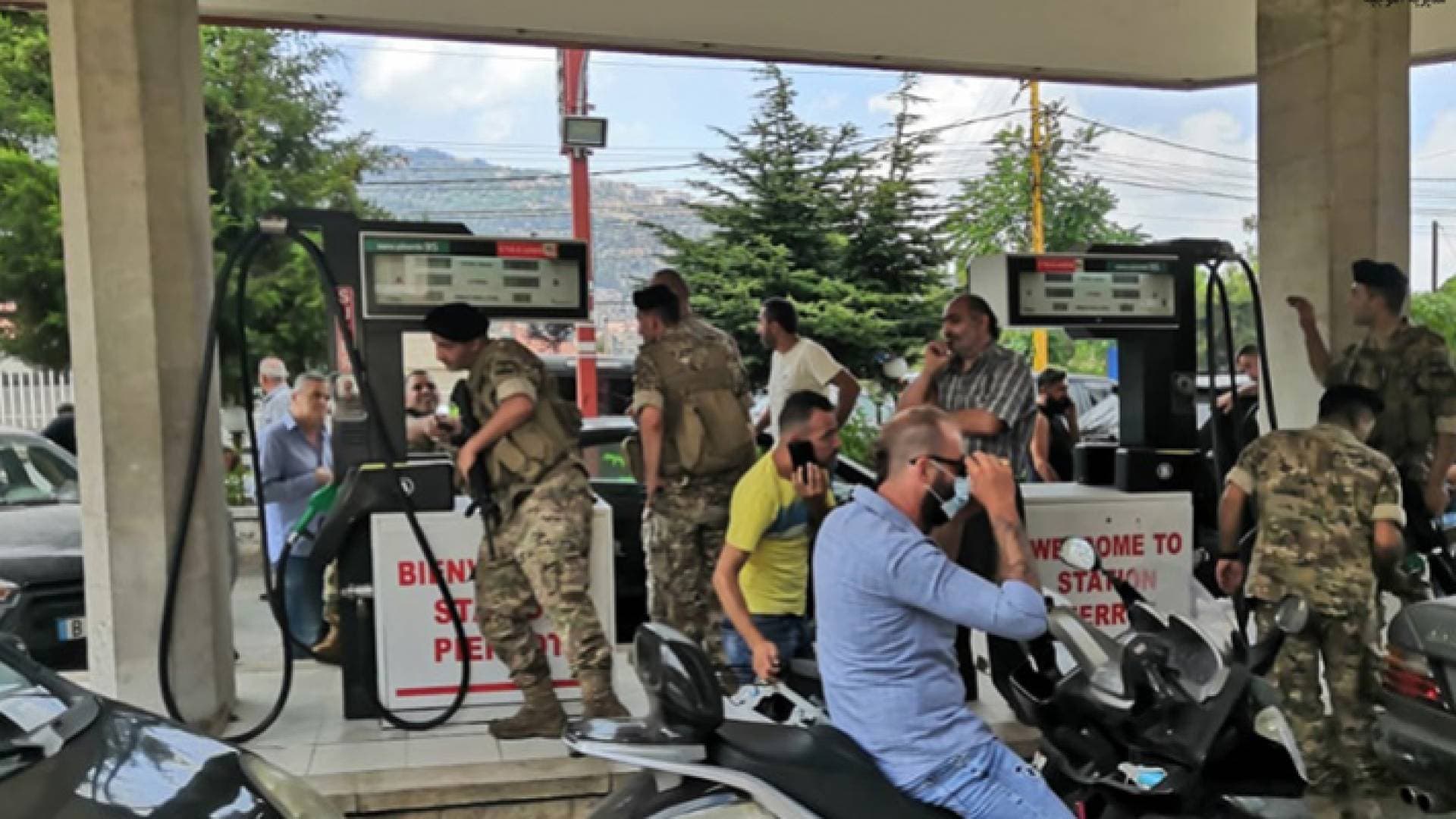 الجيش اللبناني يداهم محطات الوقود المغلقة ويوزع البنزين على المواطنين.. فيديو