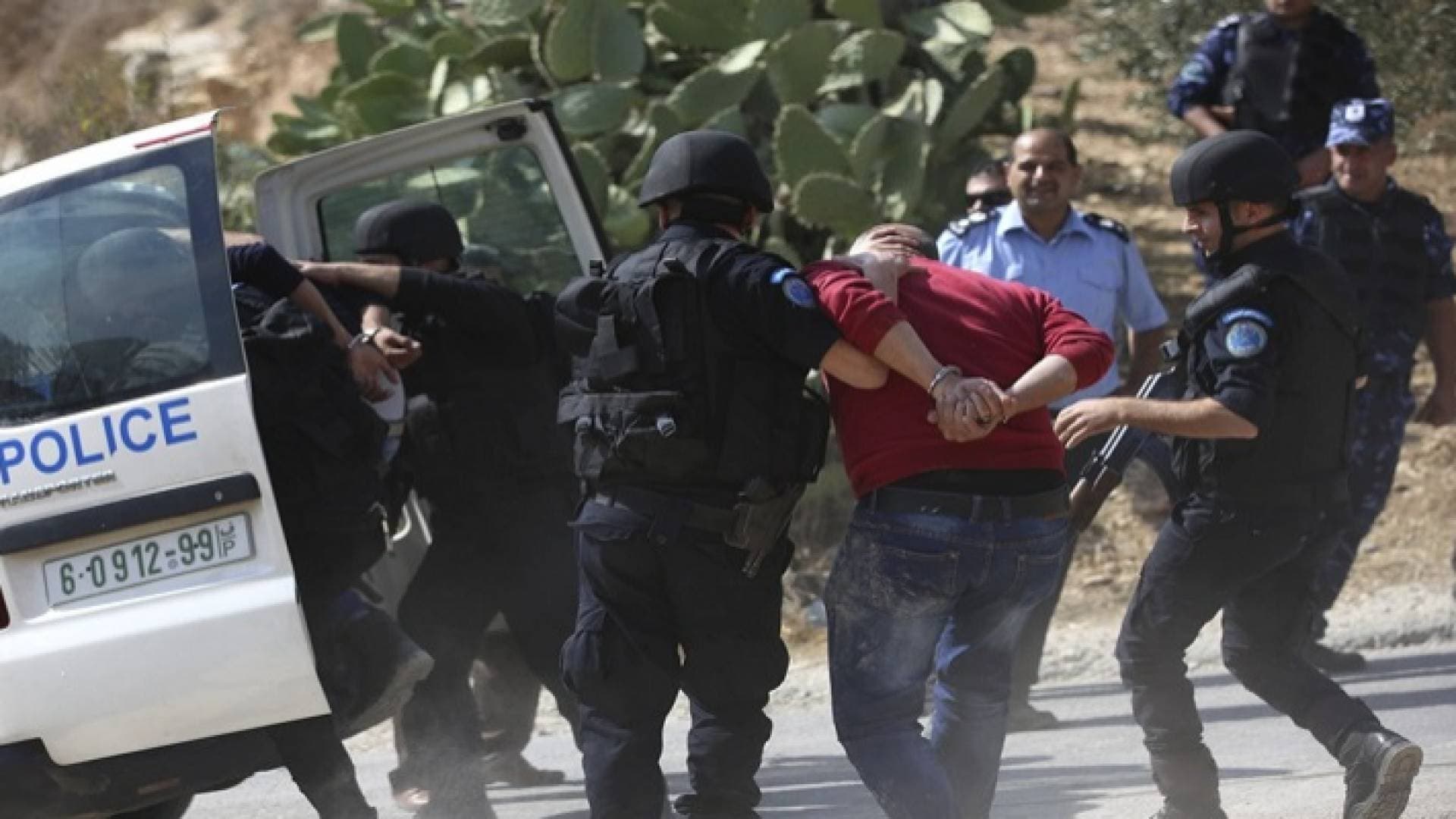 فلسطين .. القبض على مدمن مخدرات سكب البنزين على والدته لحرقها