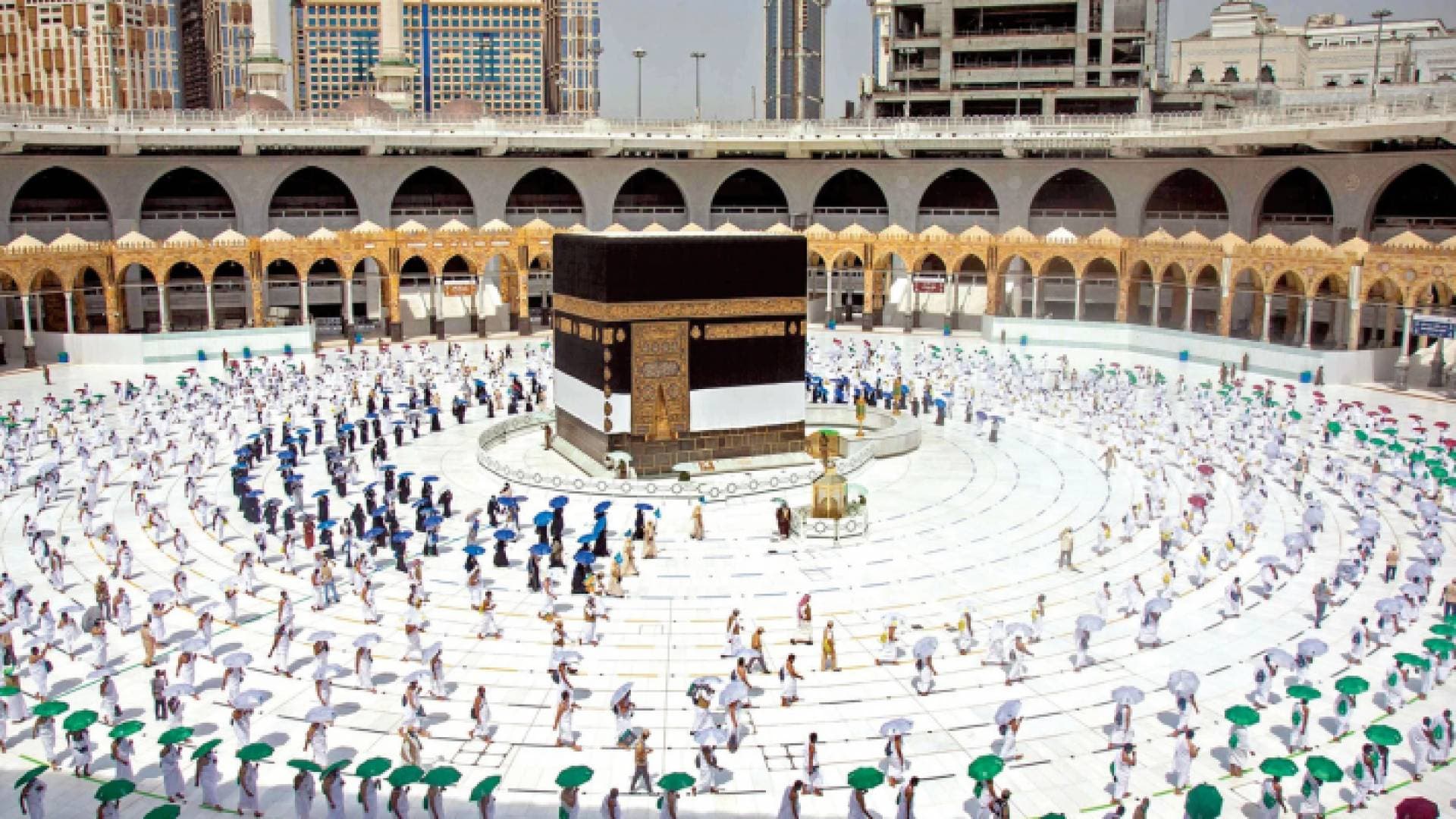 السعودية تستقبل أولى رحلات معتمري الخارج منذ ٦ اشهر