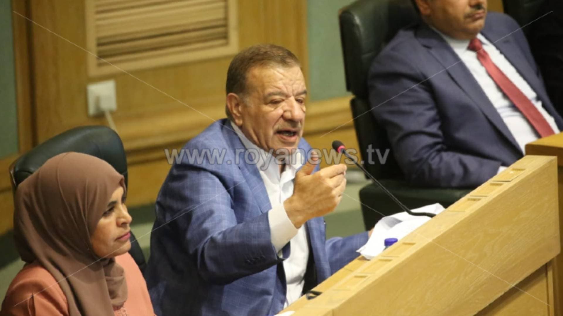 بالفيديو.. الدغمي يهاجم خدمات الأمانة: شوارع عمان نصها خربانة