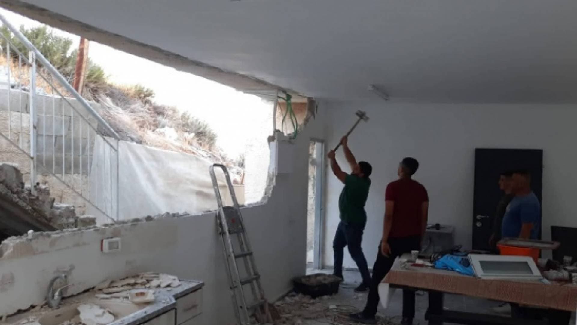الاحتلال الإسرائيلي يجبر عريسا مقدسيا وزوجته على هدم منزلهما
