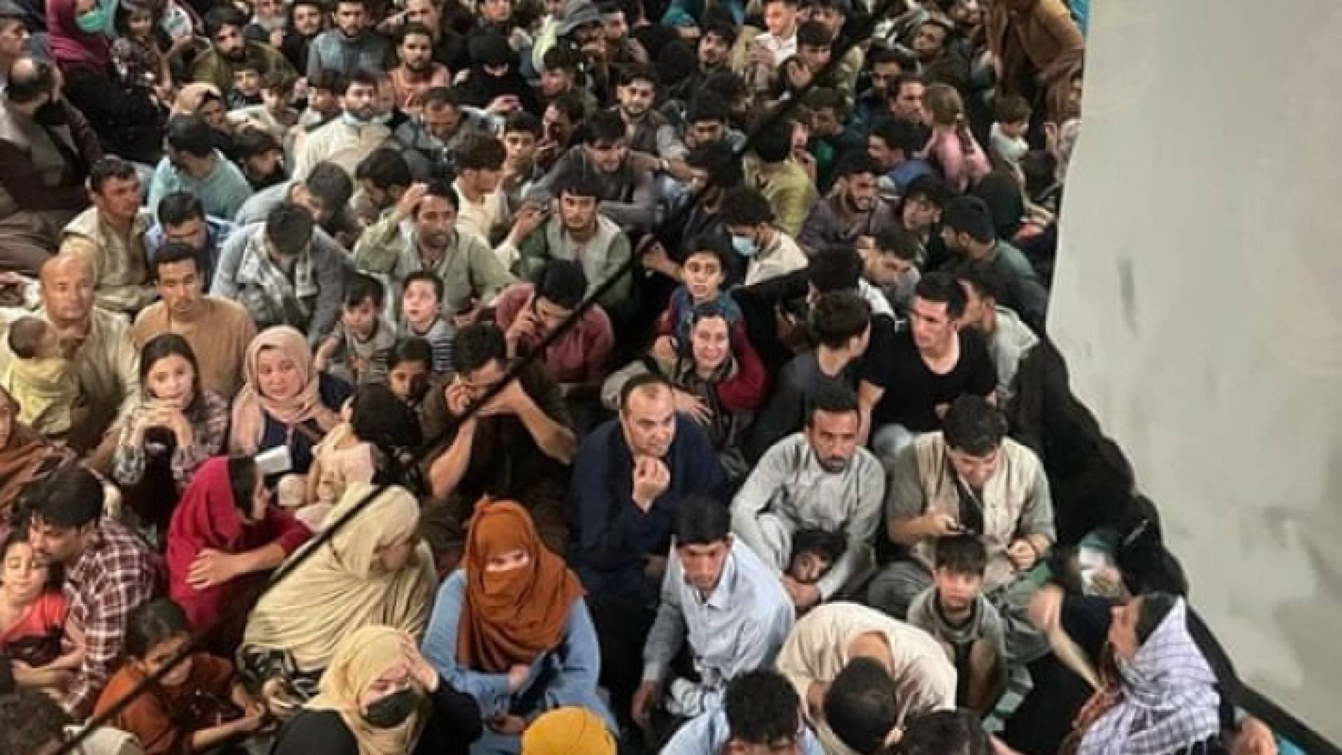 صورة مرعبة تظهر ٦٤٠ شخصا يهربون من كابل على متن طائرة مكتظة