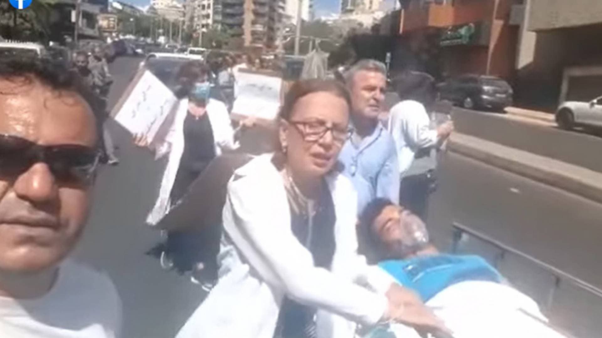 بالفيديو.. ما حقيقة نقل مريض من مستشفى لآخر مشيا على الأقدام في لبنان؟