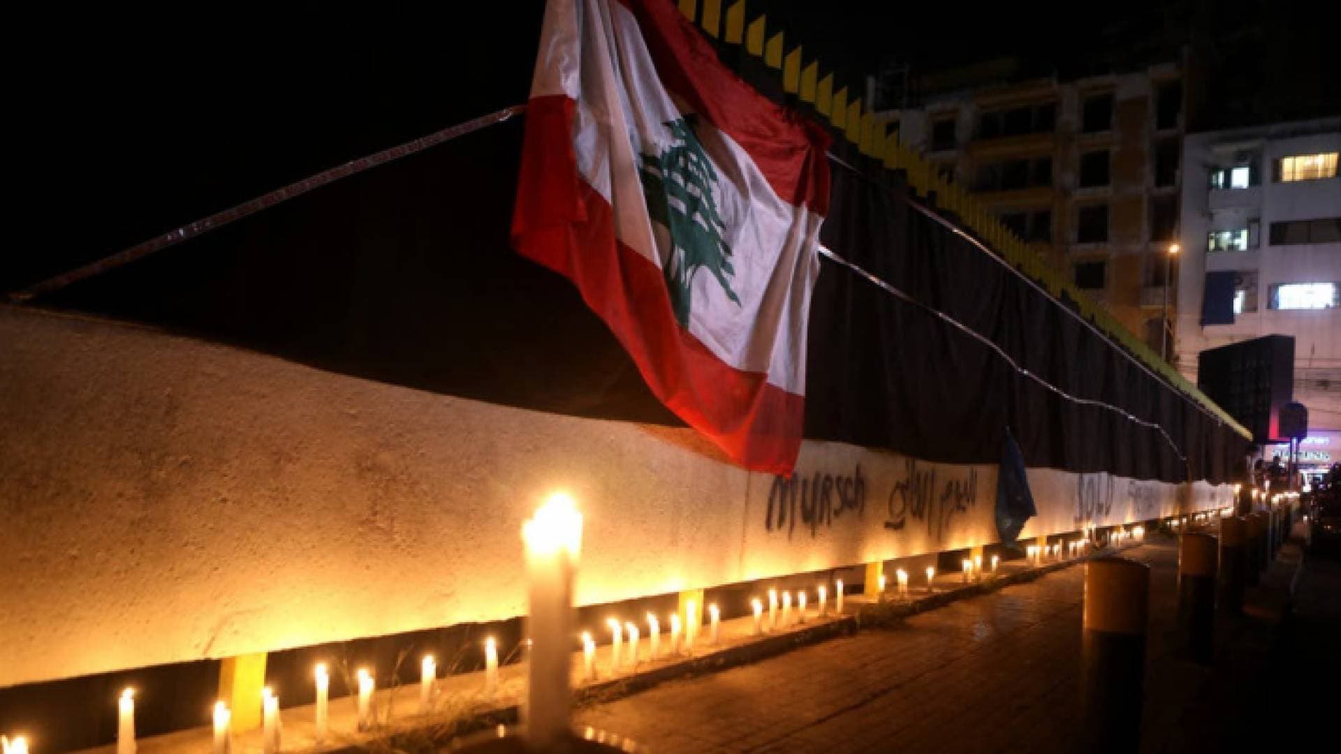 لبنان يقضي ليله في الظلام
