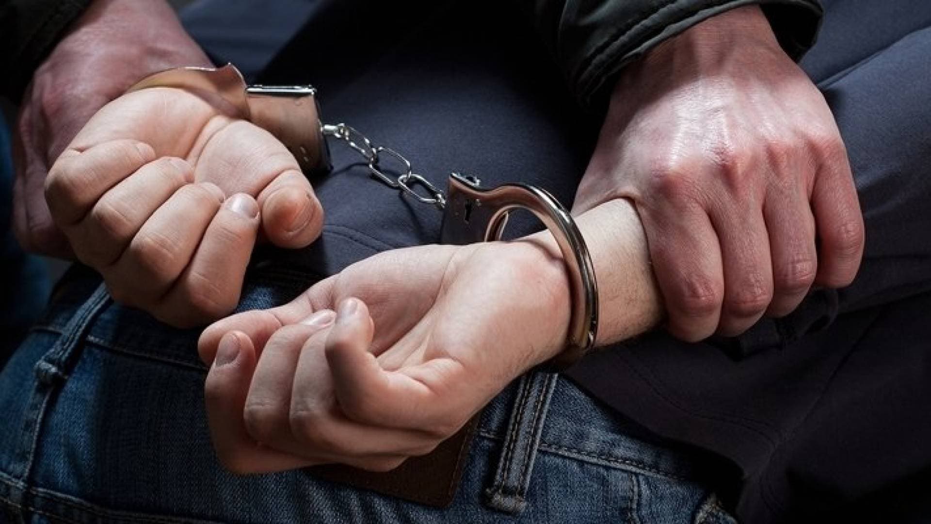 القبض على شاب ارتكب فعل مناف للحياء داخل مركبته في عمان