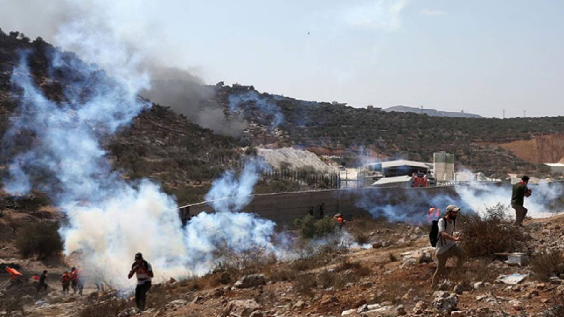 فلسطين.. إصابات بالرصاص واعتقالات ودهم منازل