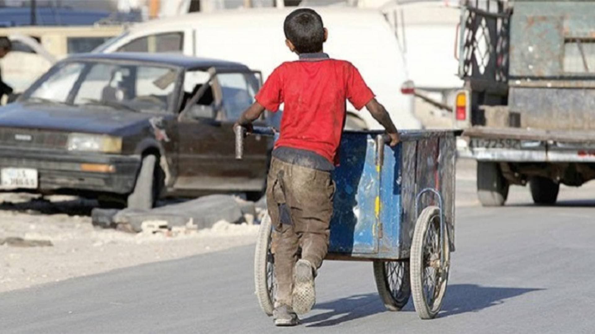 طفل أردني يجمع العلب المعدنية من الحاويات لتأمين احتياجاته المدرسية