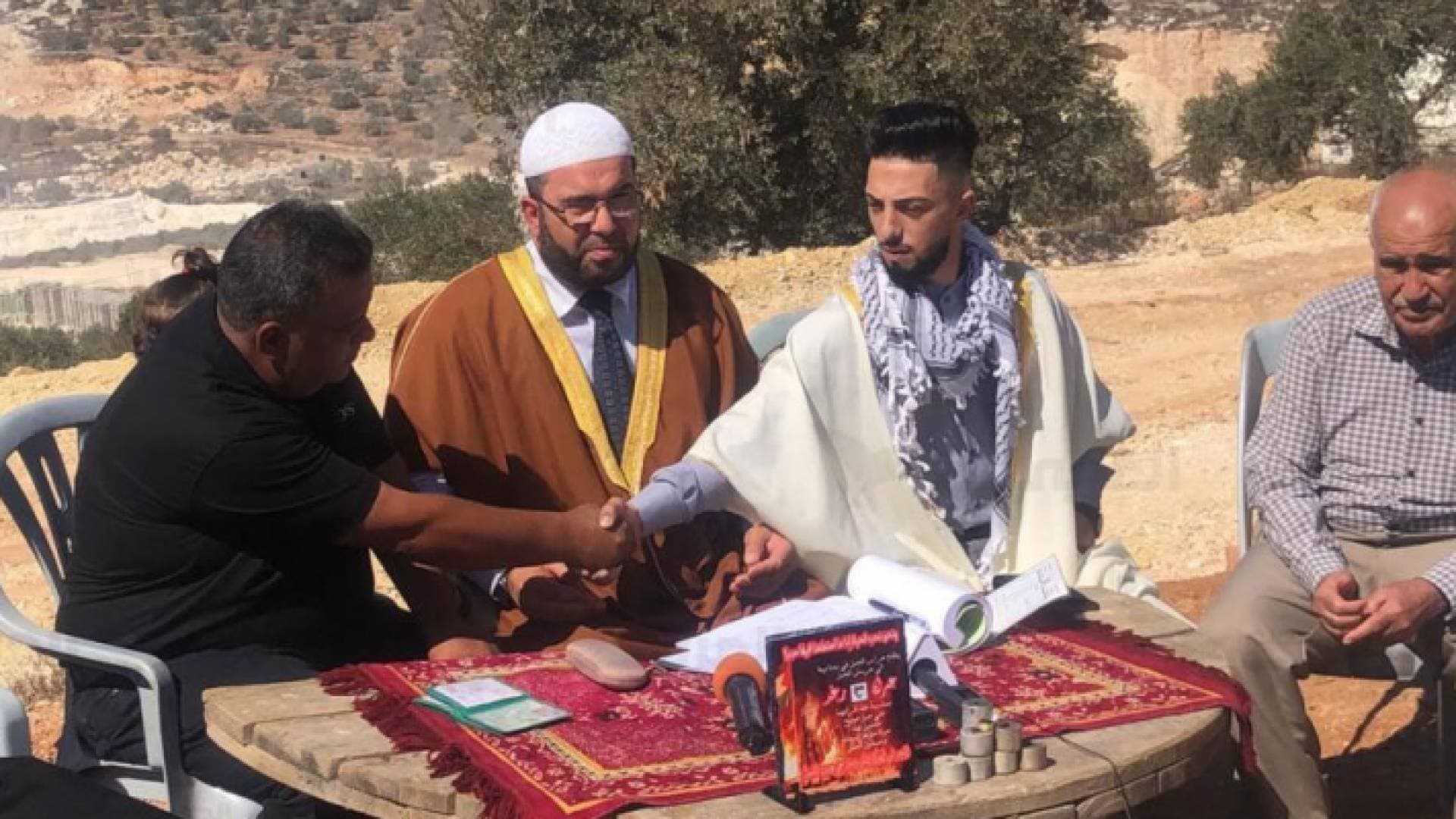ليصبحا جزءا من نضال بيتا فلسطينيان يعقدان قرانهما في جبل صبيح