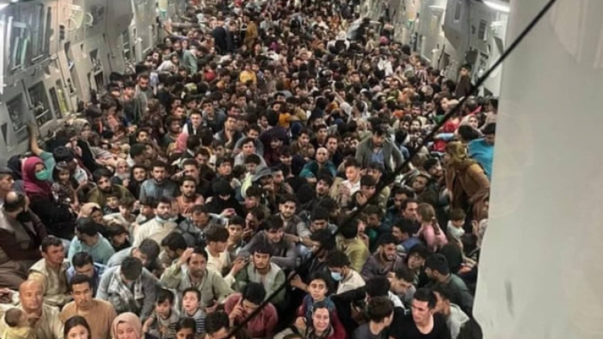 بعد الصورة الشهيرة لطائرة الإجلاء من كابل.. الجيش الأمريكي يوضح