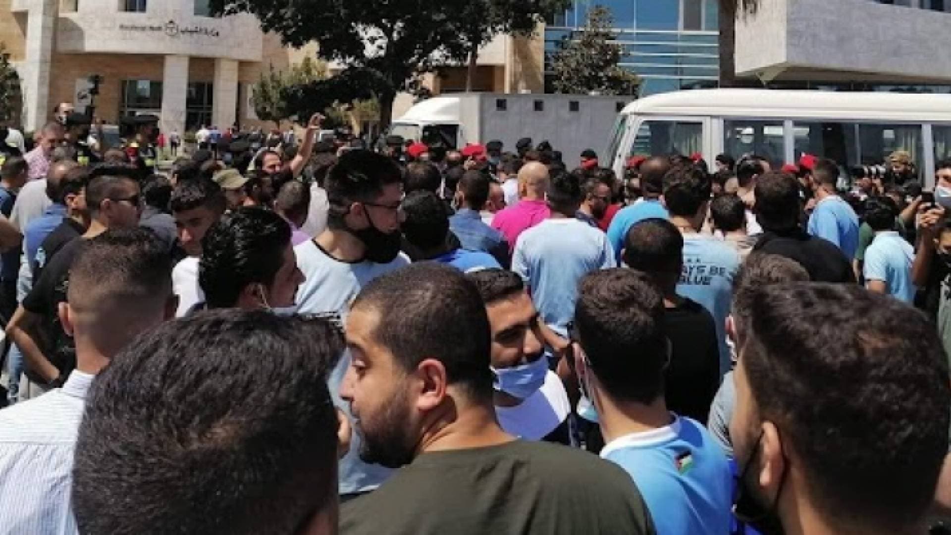 جماهير الفيصلي تواصل احتجاجاتها ضد إدارة النادي لليوم الثاني على التوالي