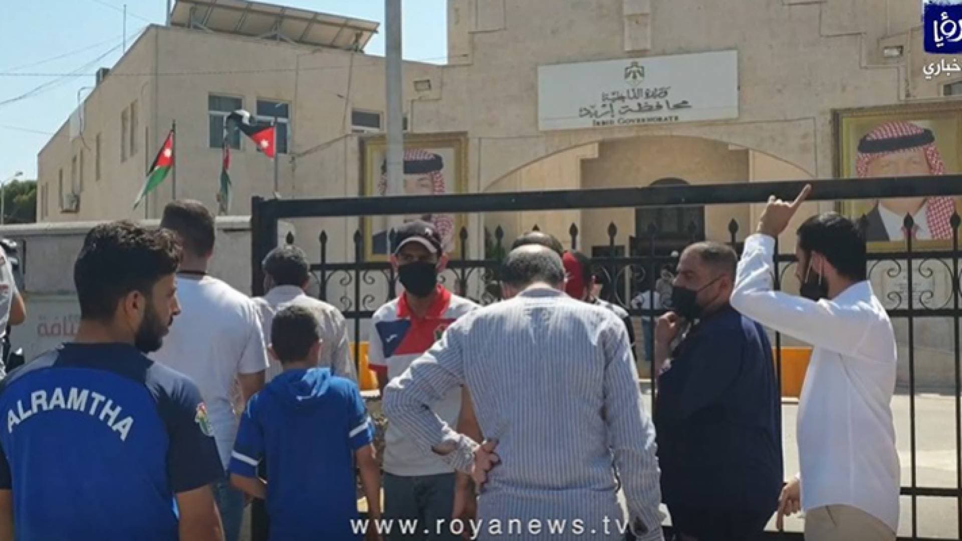 بالفيديو.. أبناء عشيرة الزعبي يعتصمون أمام محافظة إربد للمطالبة بإلغاء قرار الجلوة العشائرية