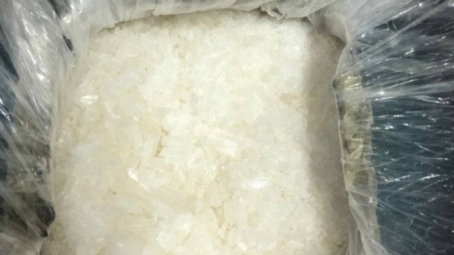 ضبط ١٦كغم من "الكرستال" المخدرة داخل مركبة شحن قادمة من إحدى دول الجوار