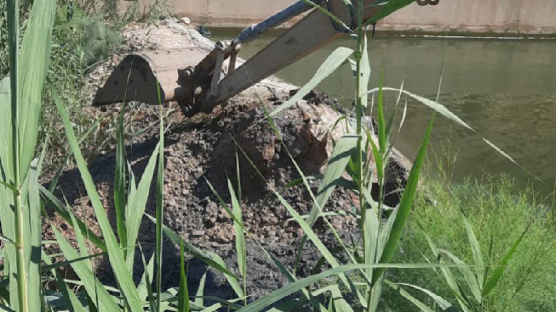بالفيديو والصور.. ضبط اعتداءات على خطوط المياه الرئيسية في منطقة وادي خشيبة