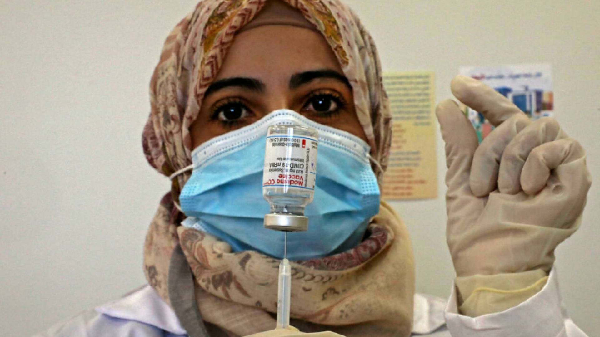 مكافأة مالية لمتلقي لقاح كورونا في غزة وإجازة دون راتب لغير المطعمين في رام الله