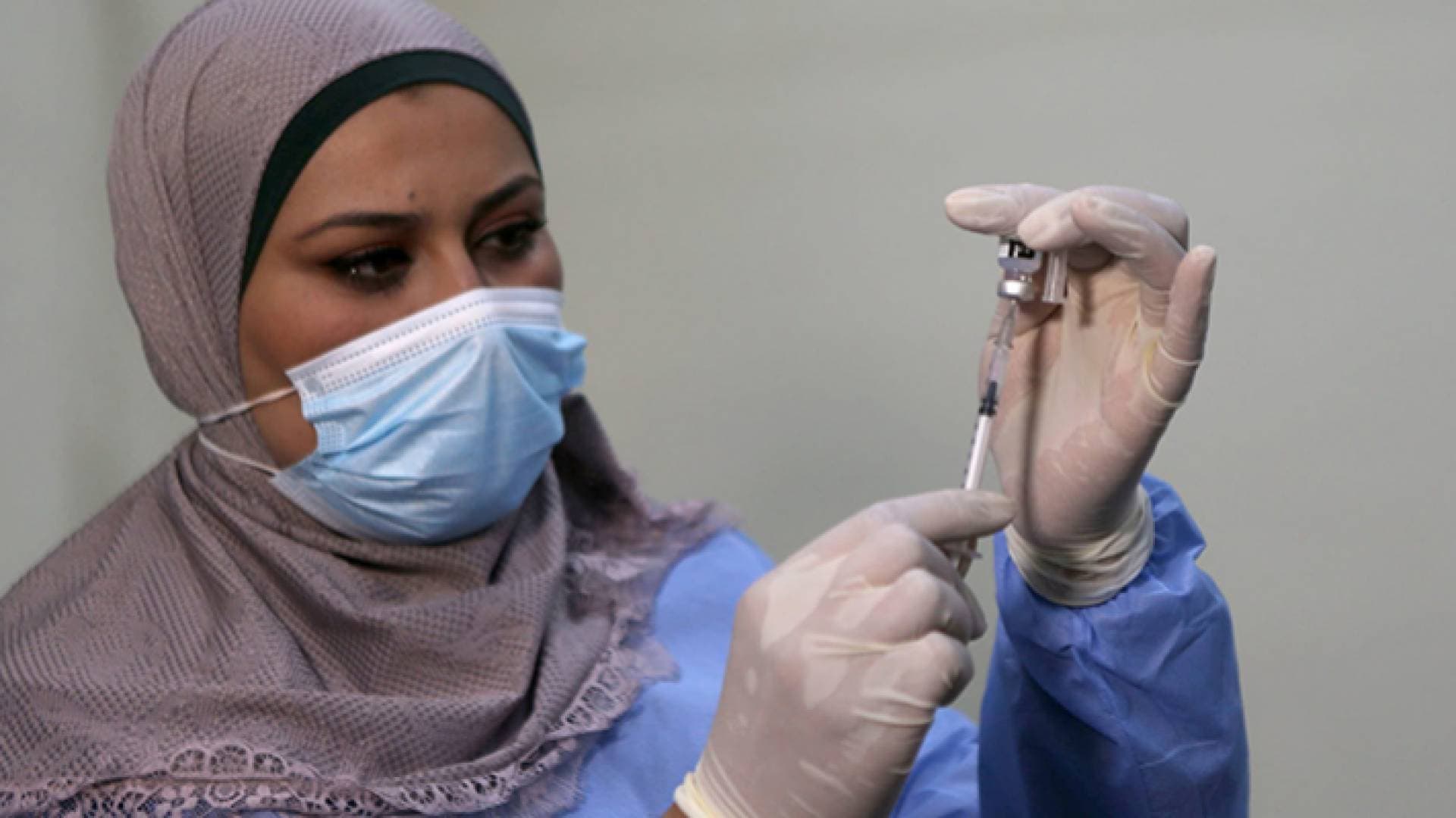 الحكومة: ٨٠ ألف شخص تلقوا مطعوم كورونا ضمن الفئة العمرية ١٢-١٧ عاما