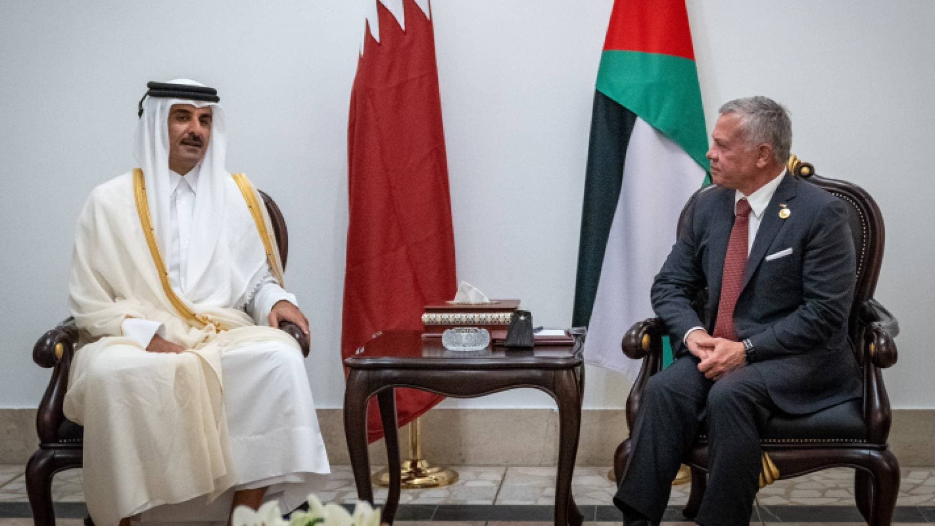 الملك وأمير قطر يبحثان في بغداد العلاقات الثنائية - فيديو