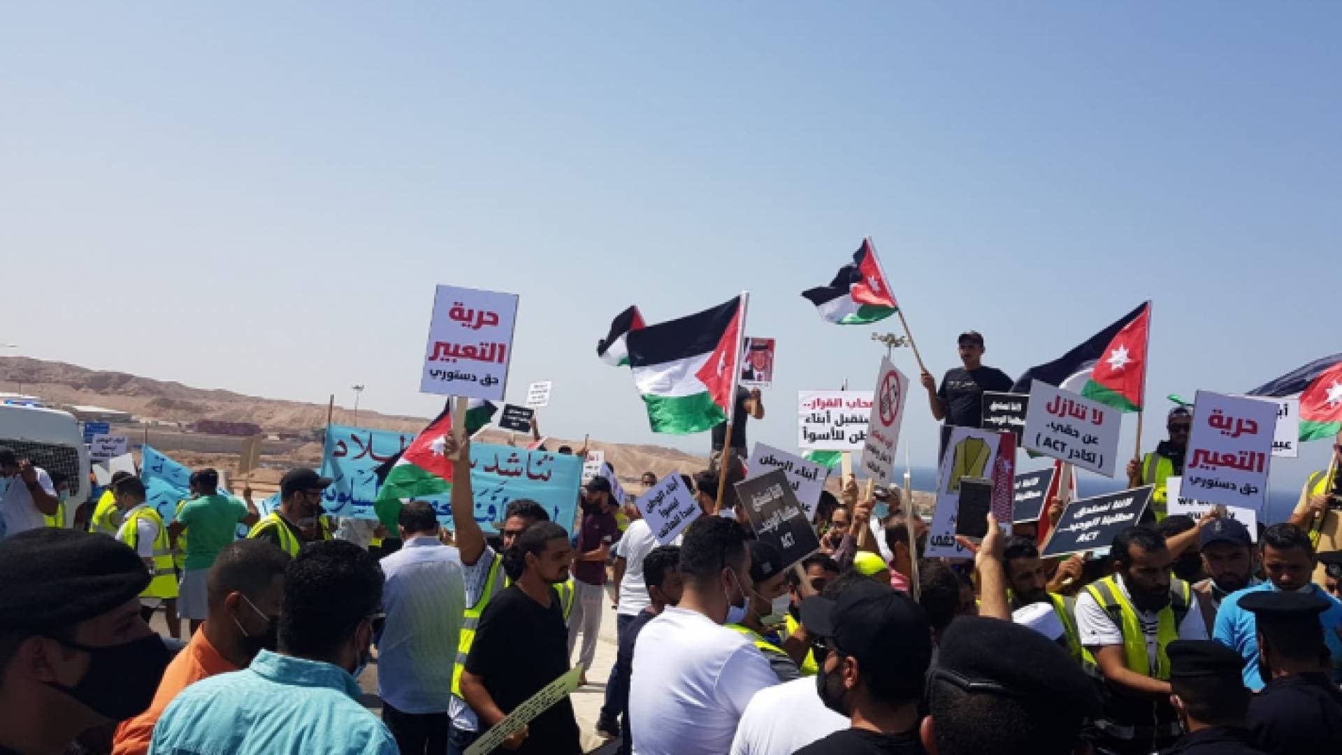 اعتصام لعاملين في ميناء الحاويات في العقبة.. صور