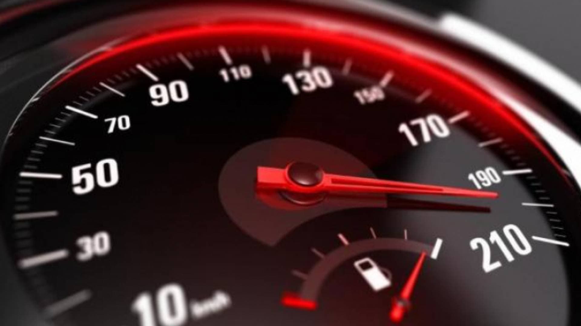 ضبط مركبة تسير بسرعة جنونية على طريق المطار