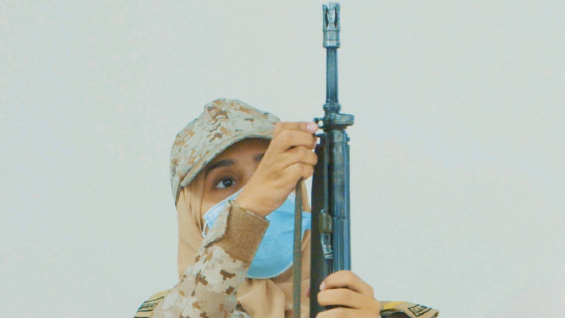 شاهد صور وفيديو أول دفعة نسائية في الجيش السعودي