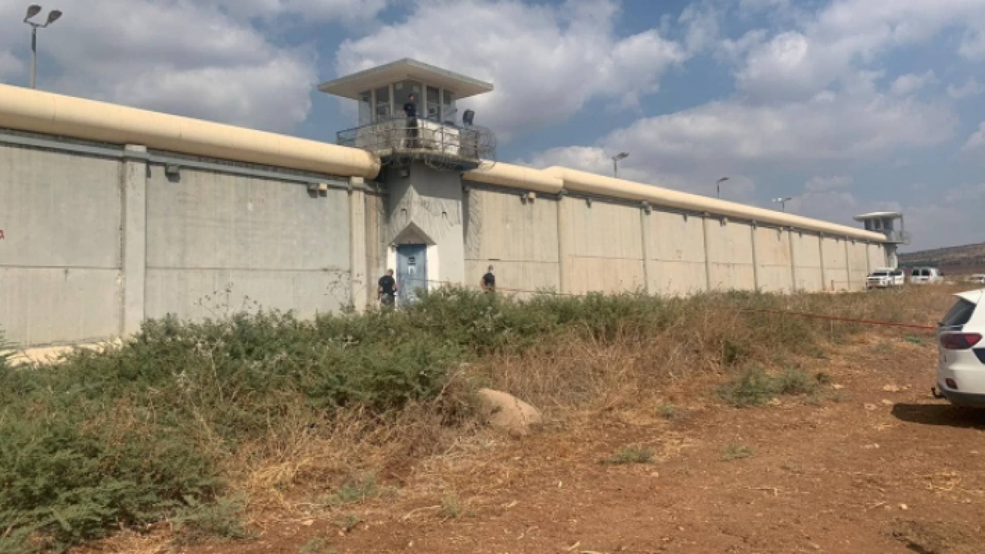 الاحتلال الإسرائيلي يفحص قيام سجانين بمساعدة أسرى فلسطينيين على الهرب