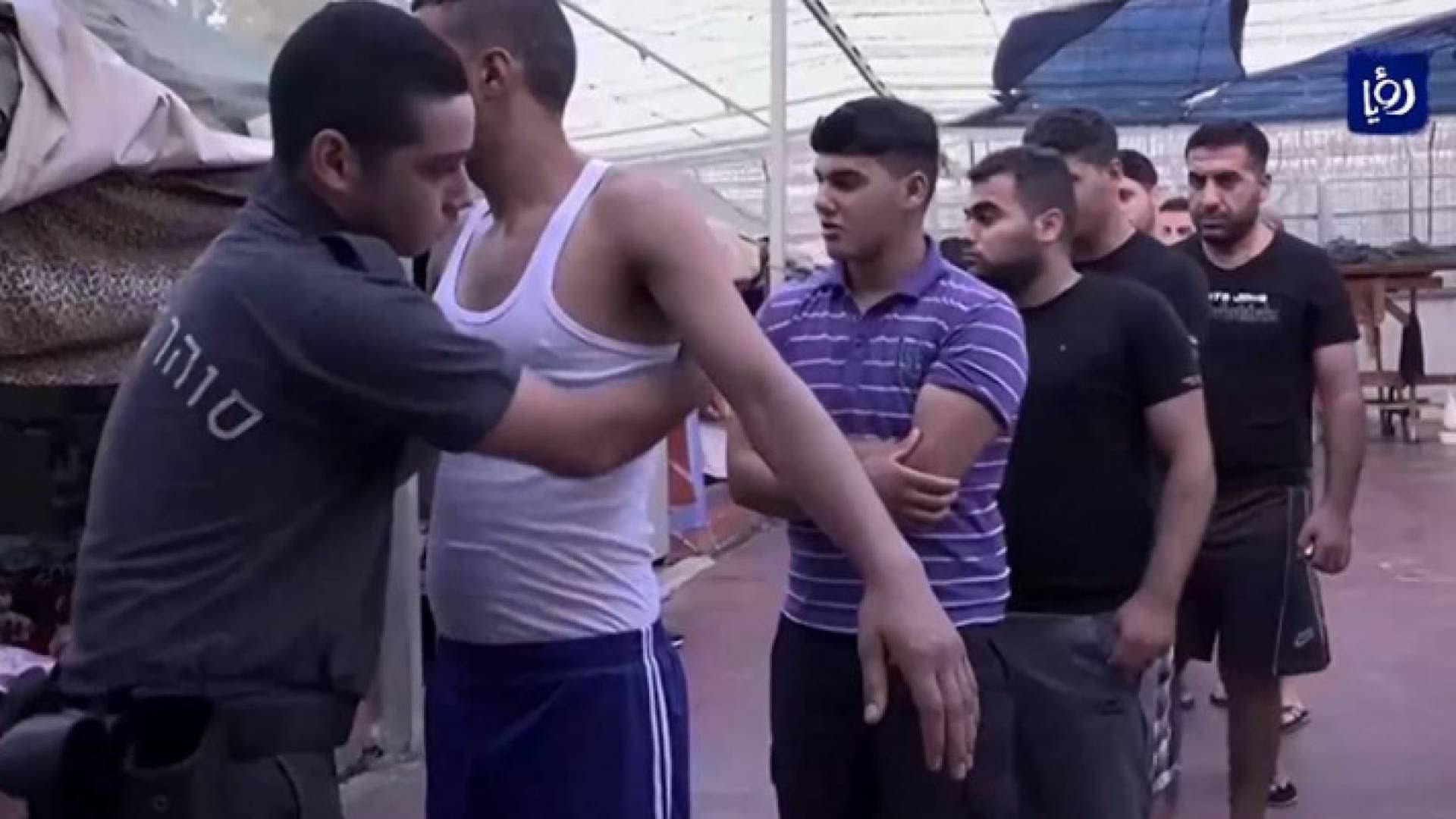 زيادة وتيرة الانتهاكات بحق الأسرى وقرار بمنع الزيارة عنهم - فيديو