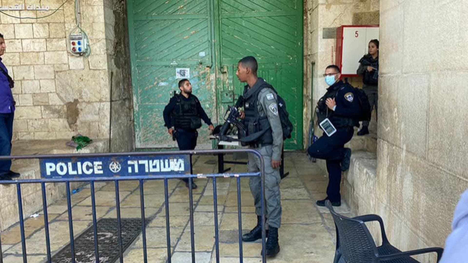 إصابة جندي من قوات الاحتلال بعملية طعن في القدس واستشهاد المنفذ.. فيديو