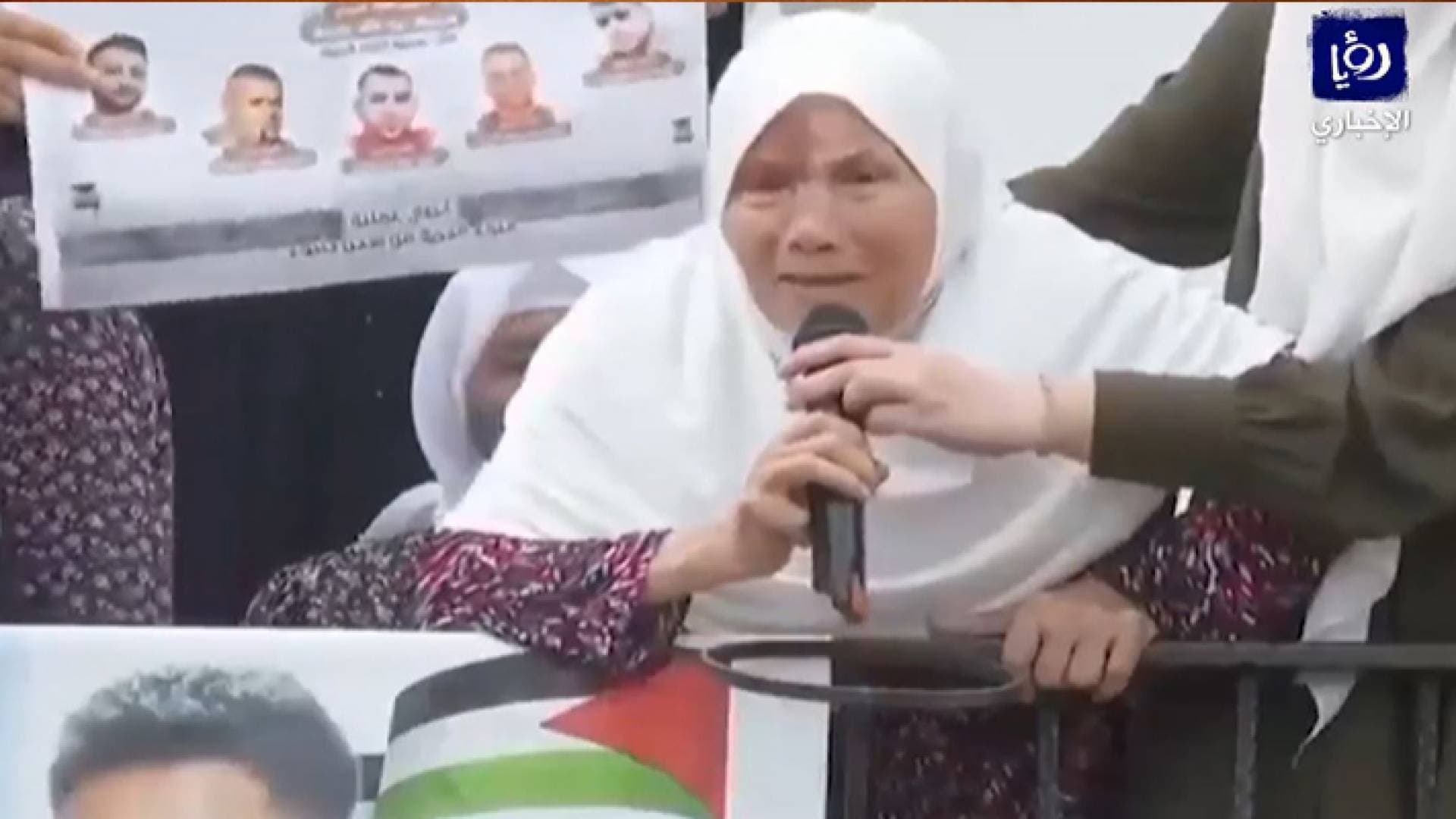 "يا كاتب التاريخ من حروف الذهب".. هكذا حيت والدة الأسير محمود العارضة نجلها - فيديو