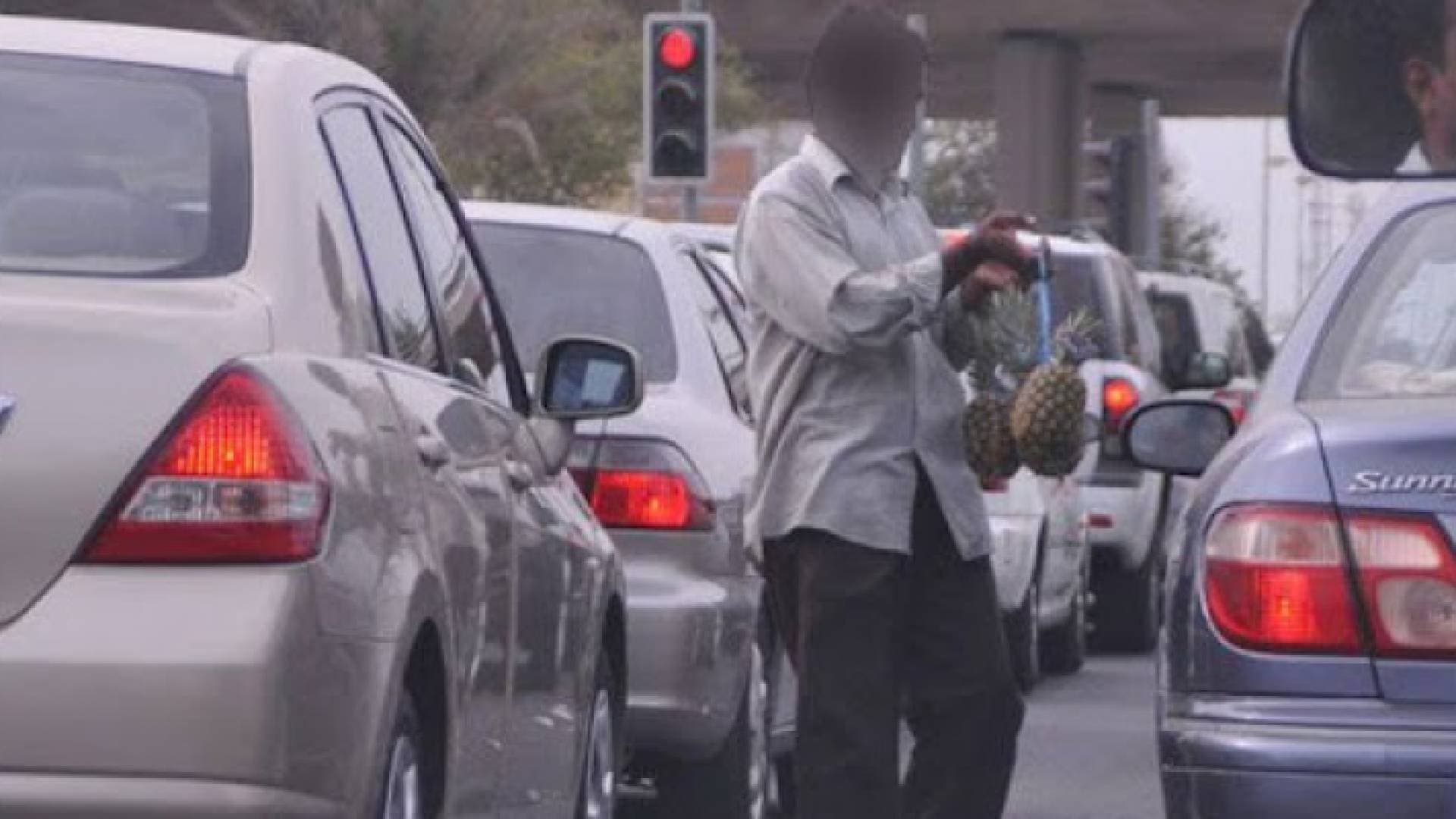 الفراية: يجب اتخاذ اجراءات للحد من ظاهرة الباعة المتجولين على الاشارات الضوئية