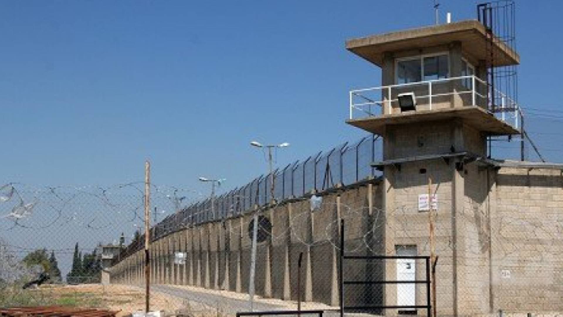 ستة أسرى فلسطينيين يواصلون إضرابهم عن الطعام