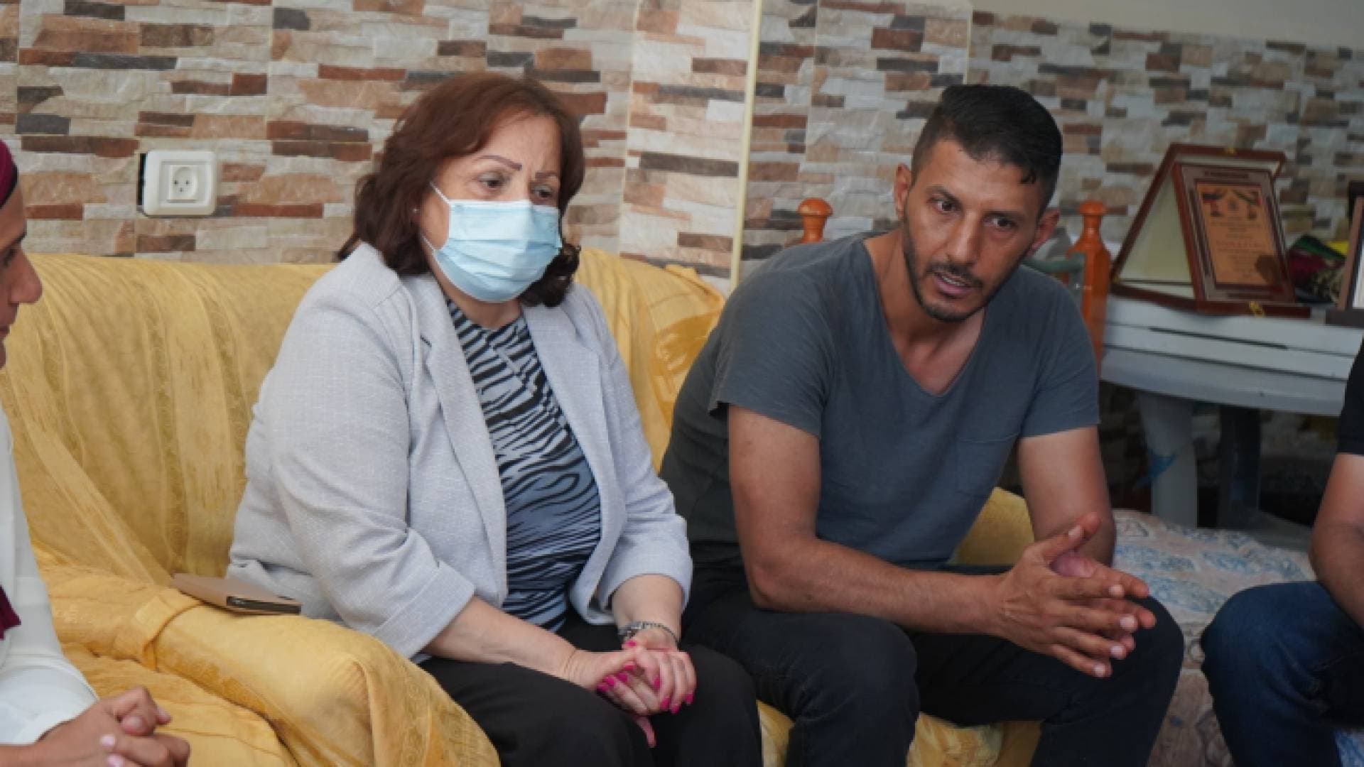 وزيرة الصحة الفلسطينية تزور عائلات الأسرى الستة في جنين