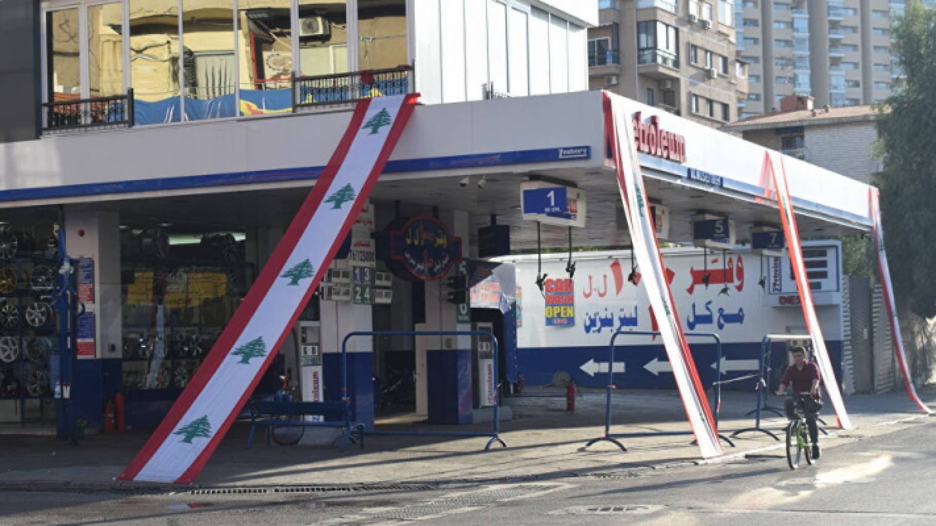 الحكومة اللبنانية تقرر رفع أسعار البنزين
