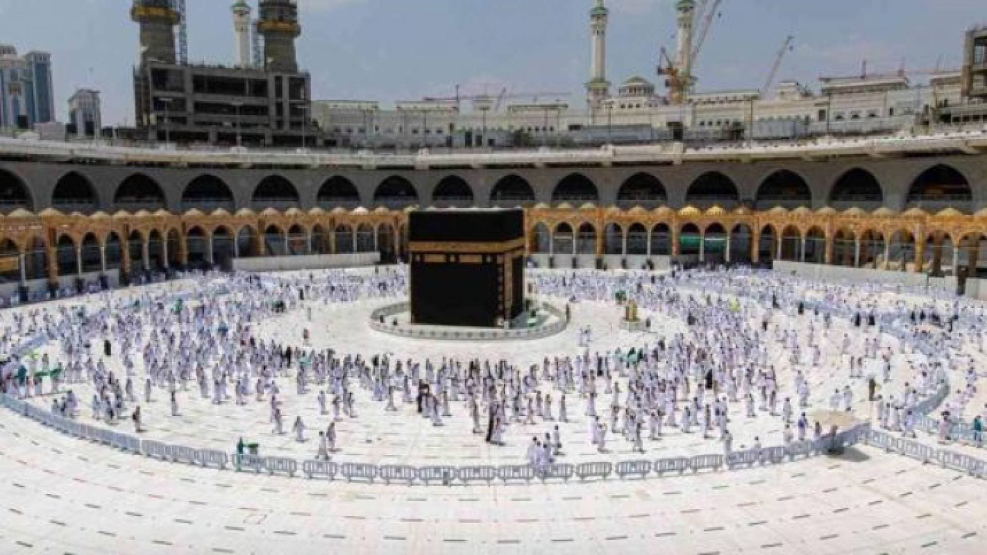 السعودية: ١٠ ملايين شخص أدوا العمرة منذ عودتها التدريجية