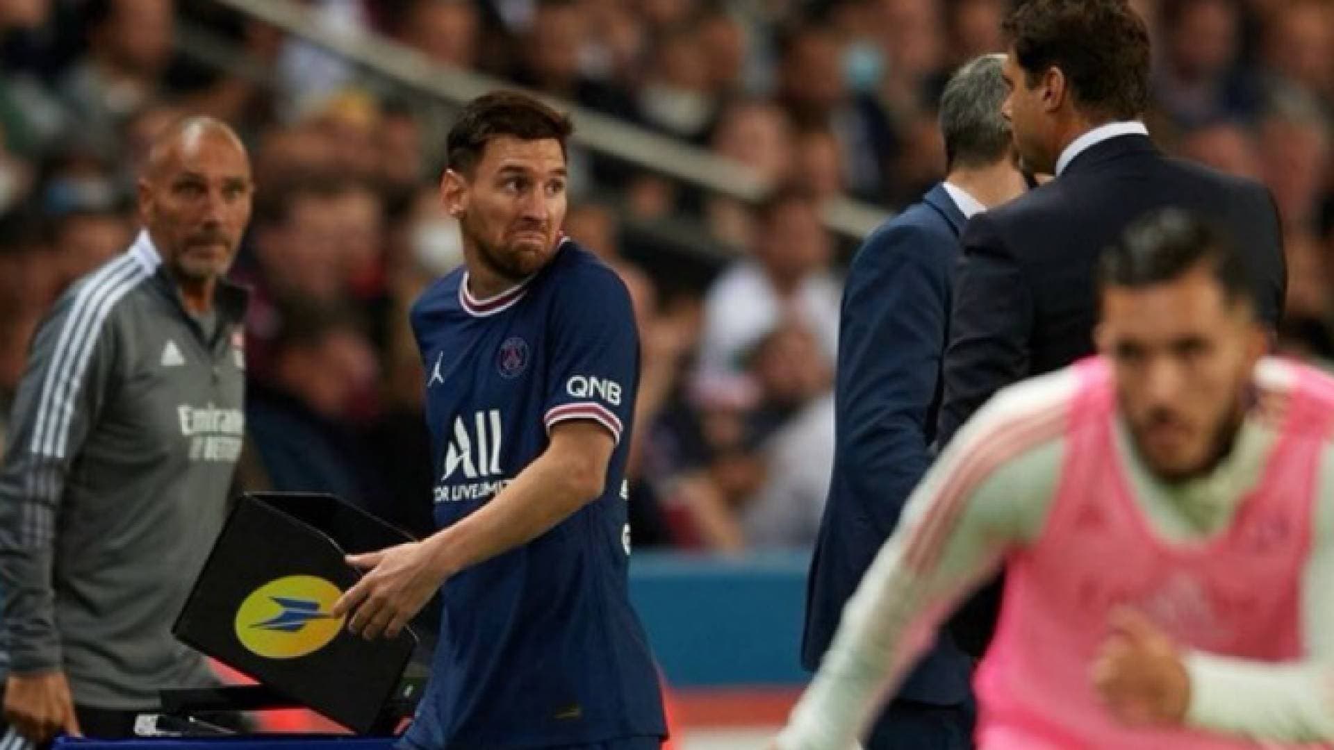 ميسي يرفض السلام على مدرب باريس سان جيرمان بعد تبديله