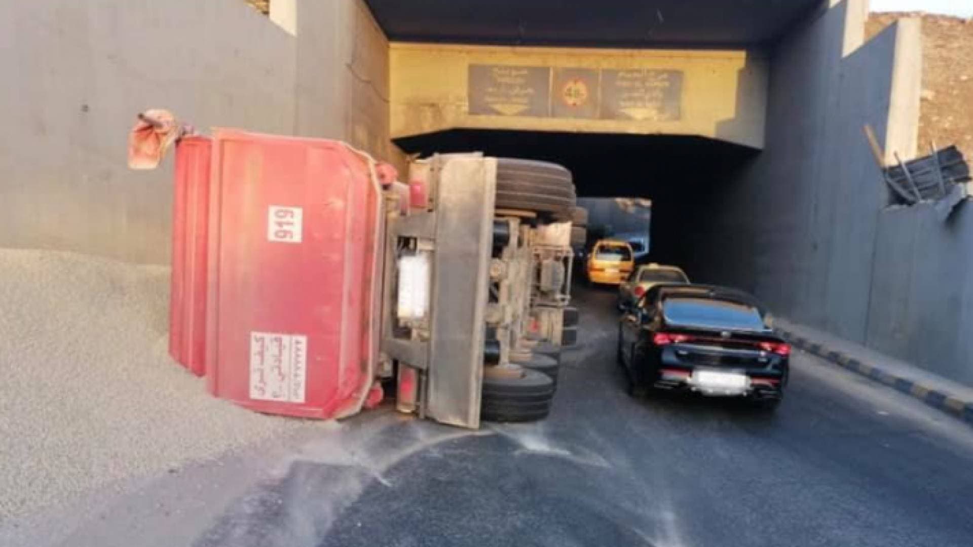 تدهور مركبة شحن في نفق الصحابة باتجاه نفق الملتقى.. فيديو صور